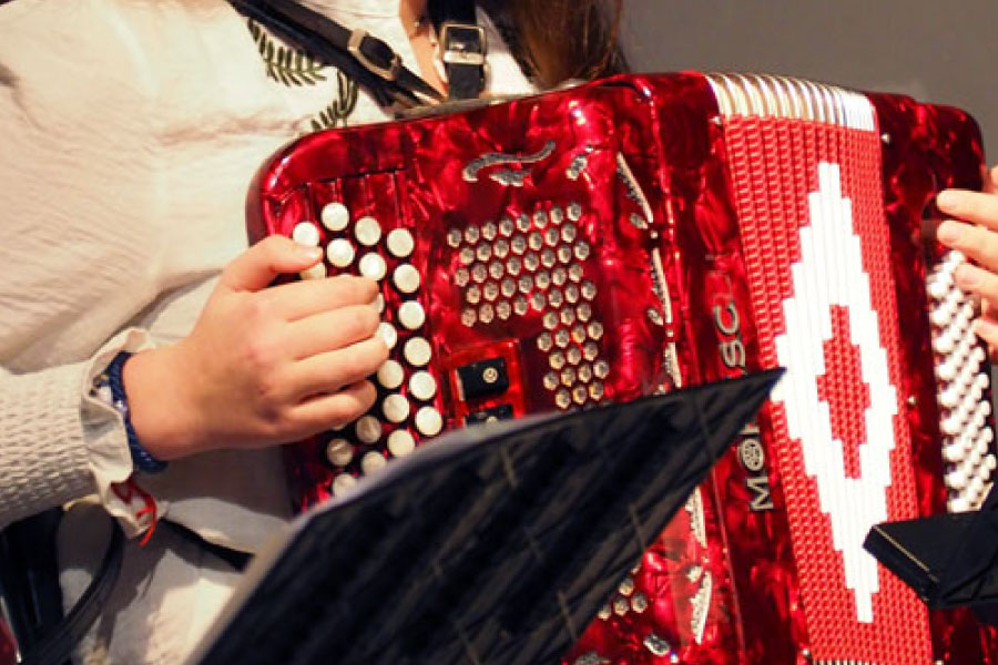 Élève jouant de l’accordéon chromatique.