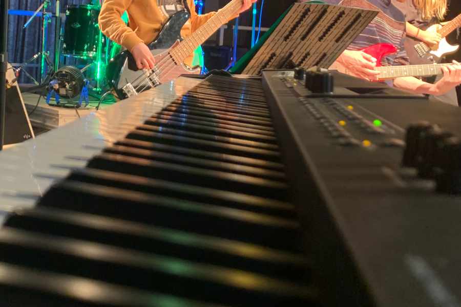 Musiciens jouant en groupe avec clavier, basse et guitare électrique