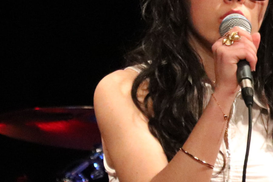 Chanteuse tenant un micro pendant un cours de technique vocale adultes à Treillières Musique