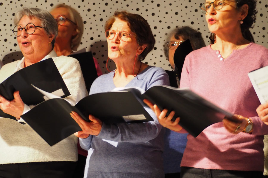Chorale adulte chantant sur scène.