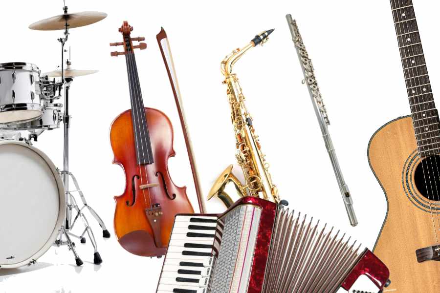 Plusieurs instruments de musique réunis : batterie, violon, saxophone, flûte traversière, accordéon chromatique et guitare.