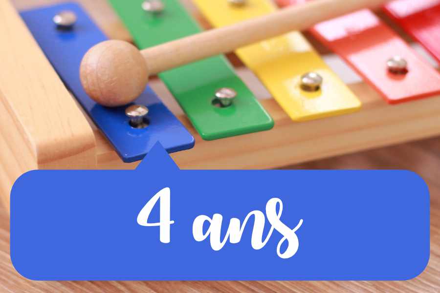 Xylophone coloré avec une baguette posée sur une lame bleu, illustrant l’éveil musical 4 ans.