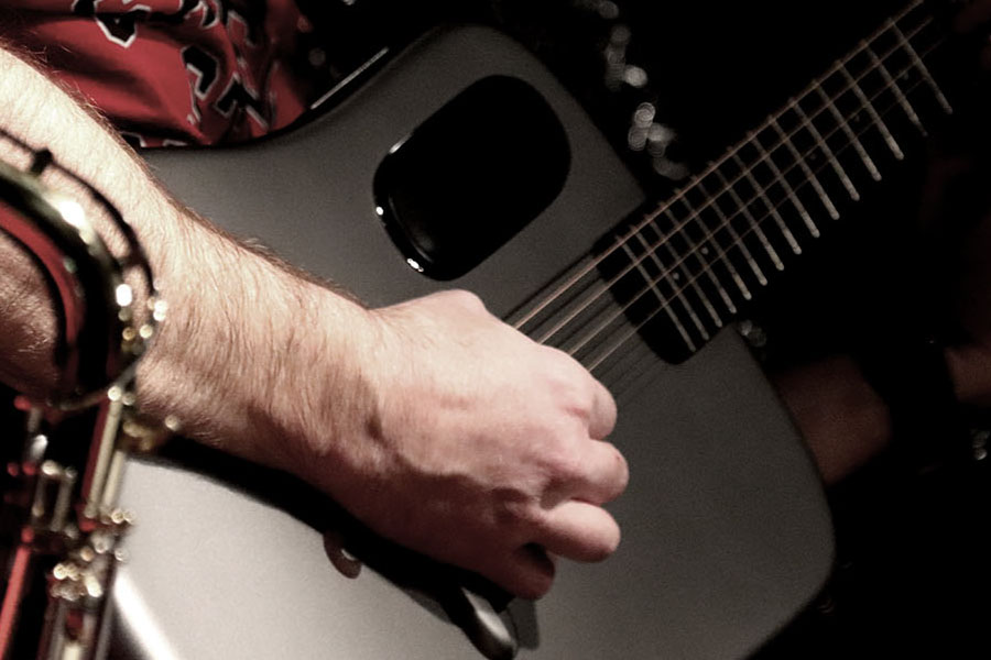 Plan sérré des mains d'un élève de Treillieres Musique sur sa guitare