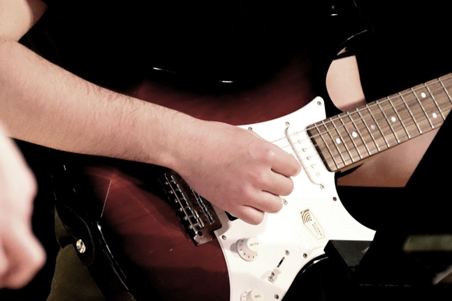 Élève jouant de la guitare électrique