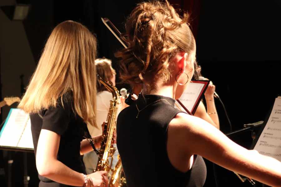 Musiciennes jouant en groupe sur scène pour illustrer l’ensemble musiques actuelles à Treillières Musique.