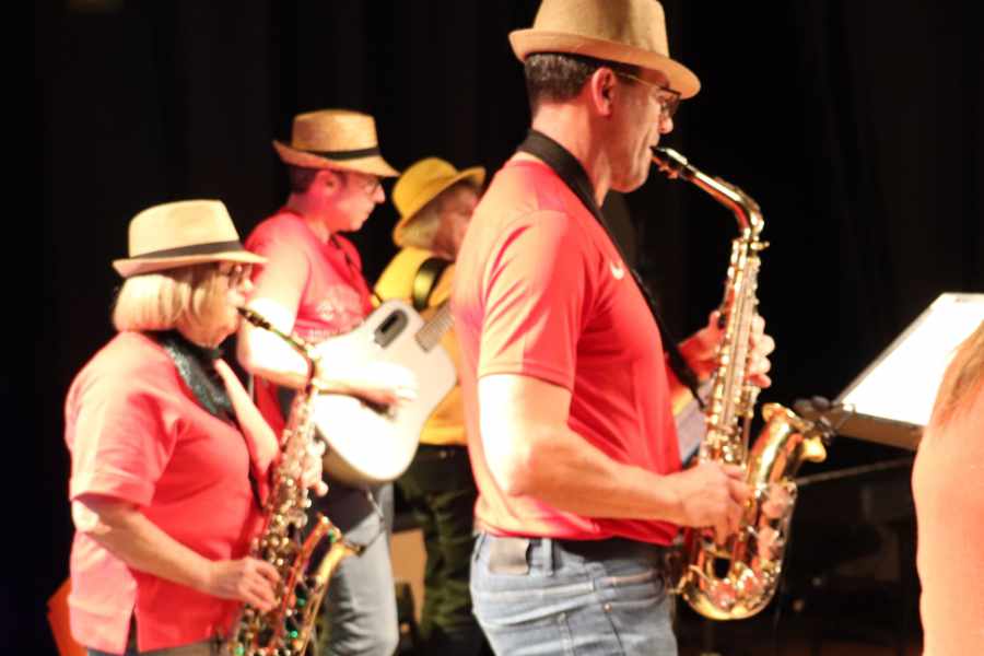 Musiciens jouant en ensemble instrumental sur scène pour illustrer l’orchestre instrumental à Treillières Musique.