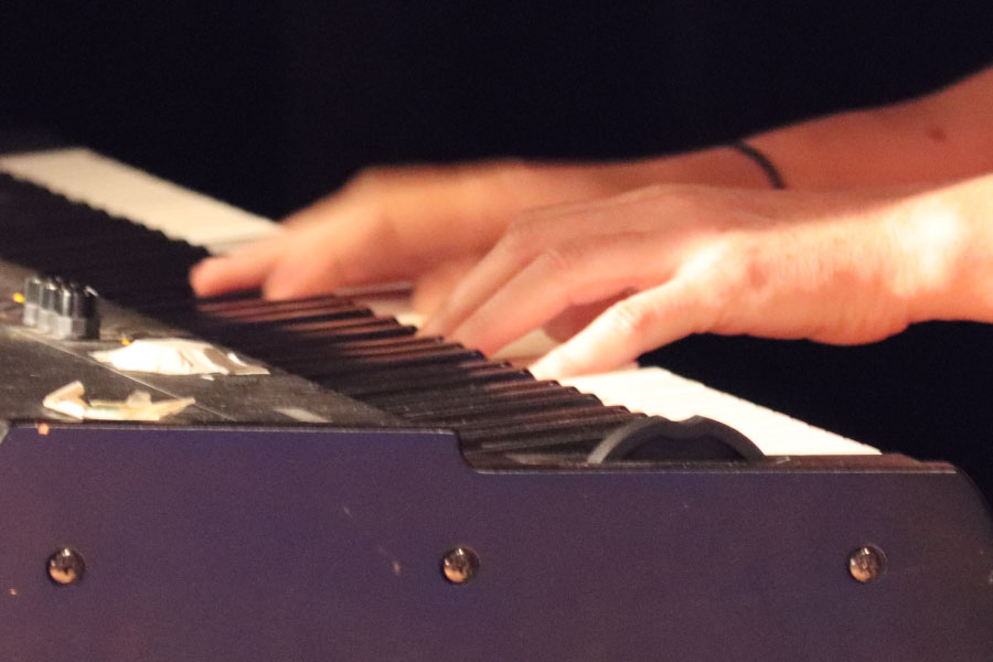 Mains jouant sur un clavier de piano pour illustrer le cours collectif adultes à Treillières.