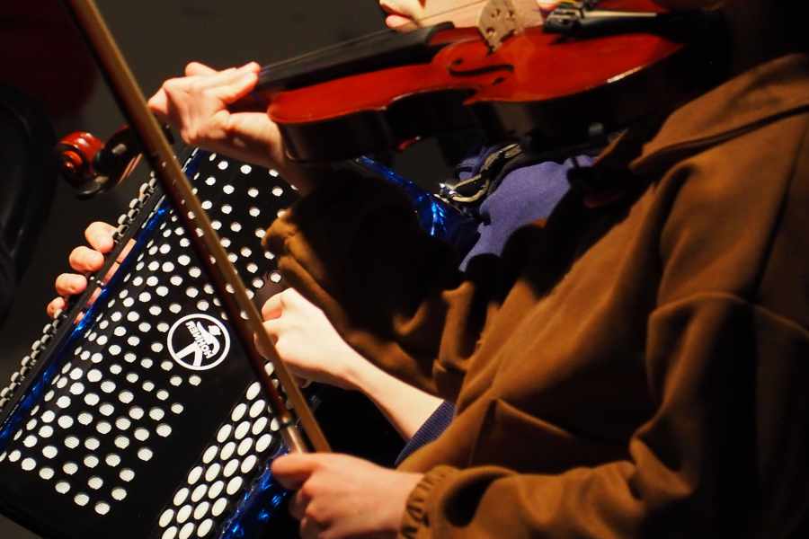 Musiciens jouant de l’accordéon et du violon pour illustrer l’ensemble prélude à l’orchestre à Treillières Musique