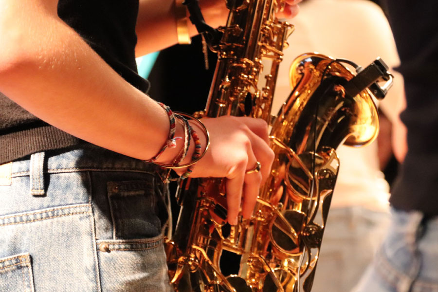 Musicien jouant du saxophone pour illustrer le cours de saxophone à Treillières Musique.