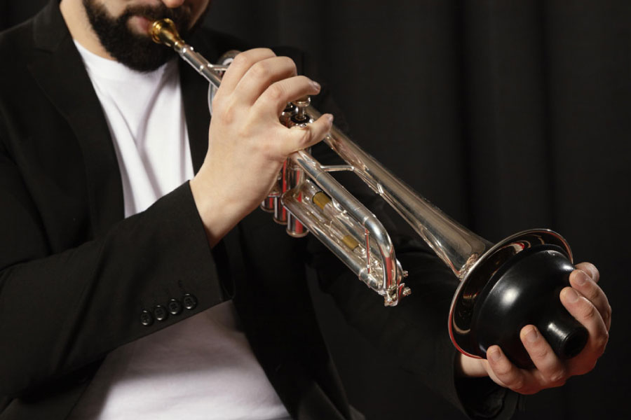 Texte alternatif : Musicien jouant de la trompette.
